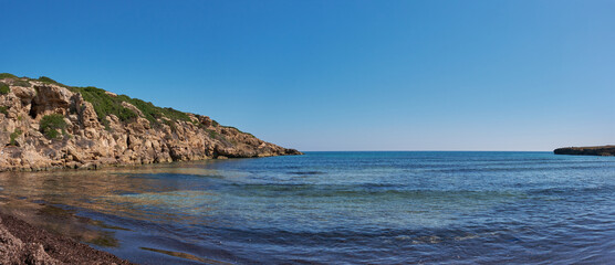 Golfo con scogliera e mare calmo