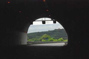 ATTRAVERSANDO UN GALLERIA DELL'AUTOSTRADA IN DIREZIONE SUD ITALIA.