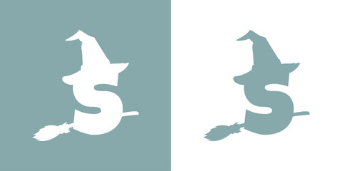 Icono letra inicial S con silueta de sombrero de bruja volando en escoba. Logo para su uso en invitaciones y tarjetas de Halloween © teracreonte