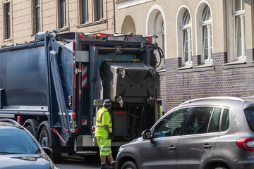 Die Müllabfuhr in einer Großstadt behindert den Verkehr