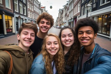 Obraz premium Group of Multi-ethnics college students friends at the downtown street. Photography of friendship in urban street in town background.