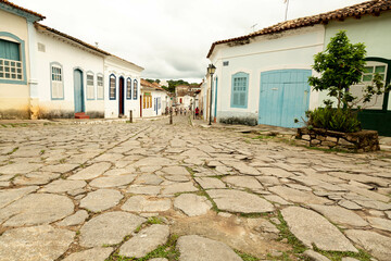 Cidade histórica de Goiás Velho com construções antigas , ruas de calçamento de pedra, postes antigos e portas e janelas de madeira. 