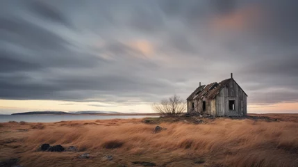 Foto op Aluminium petite maison abandonnée, isolée et en ruine dans un paysage désolé sous un ciel d'orage © Sébastien Jouve