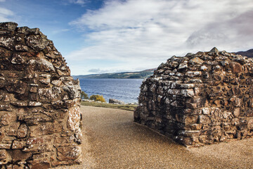 Burgmauer am Loch Ness See in Schottland in der Nähe vom Urquhart Castle. Ein wunderschöner...