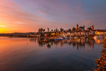 Naklejka premium Beautiful sunset over the old harbor of Rapperswil, Canton St. Gallen, Switzerland.