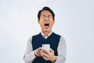 スマホを見て叫ぶミドル男性