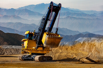 An electric rope shovel is a type of heavy mining equipment used in open-pit mining operations to excavate and load large quantities of material, such as overburden, ore, or waste rock. - obrazy, fototapety, plakaty
