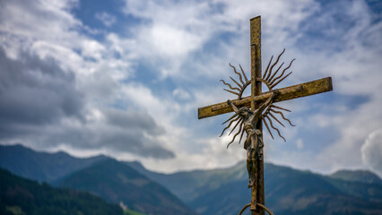 ein Kreuz auf einem Friedhof