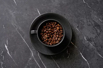 Papier Peint photo autocollant Bar a café coffee grains in the cup. Black cup and coffee grains