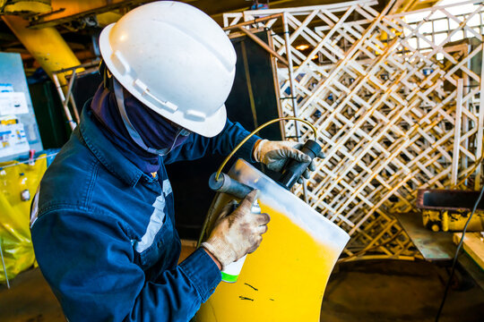 Engineer inspects pipe for repair after cutting pipe for repair and inspected with permanent magnetic iron powder.