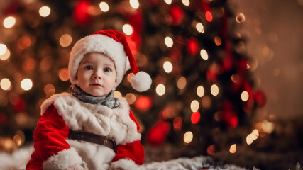Fototapeta na wymiar Bambino in abiti natalizi