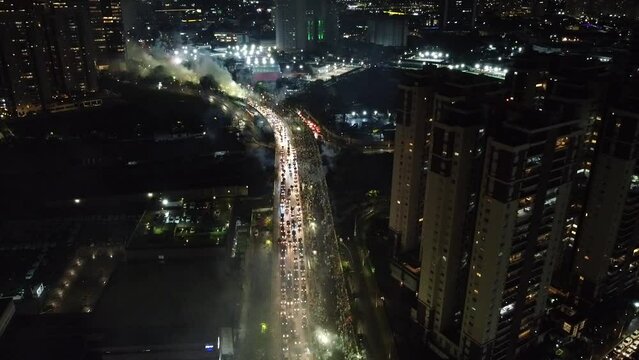 Vis&atilde;o a&eacute;rea do bairro da barra funda pr&oacute;ximo ao est&aacute;dio Allianz Parque com sinalizadores acessos. 