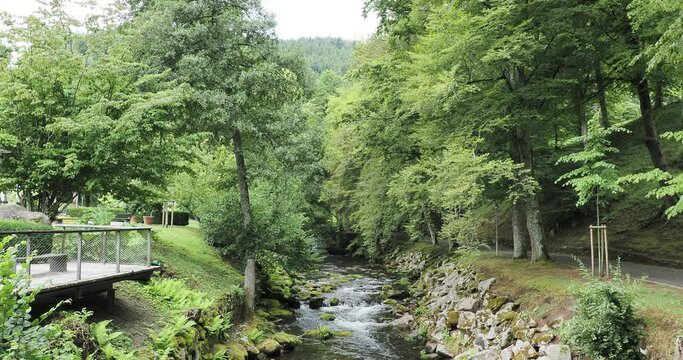 Bad-Wildbad  im Nordschwarzwald.Naturkurpark Wanderweg entlang der Fluss Enz angelegt, ges&auml;umt von hohen B&auml;umen und Felspartien
