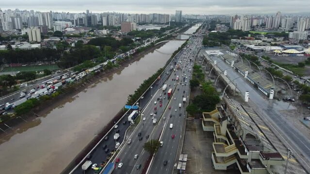 Vis&atilde;o a&eacute;rea da marginal Tiet&ecirc; e samb&oacute;dromo do anhembi em S&atilde;o Paulo, Brasil.