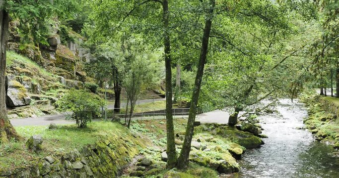 Bad-Wildbad  im Nordschwarzwald.Naturkurpark Wanderweg entlang der Fluss Enz angelegt, gesäumt von hohen Bäumen und Felspartien