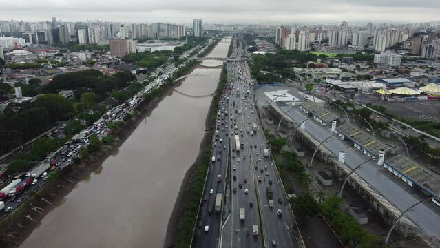 Vis&atilde;o a&eacute;rea da cidade de S&atilde;o Paulo sobre a marginal tiet&ecirc;