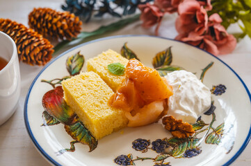 リンゴのコンポートのせスポンジケーキ