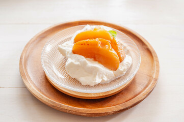 林檎のコンポ―ト　生クリーム添え