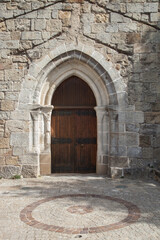 Fototapeta na wymiar Porte d'entrée de la vieille église du village de Ailhon en Ardèche