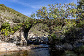 Fototapeta na wymiar Puente Nuevo o Puente de Carlos V en el Valle del Jerte
