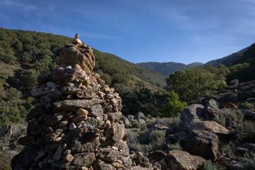 Fototapeta premium Señalización de piedra en la Ruta de la Garganta de los Infiernos , en el Valle del Jerte