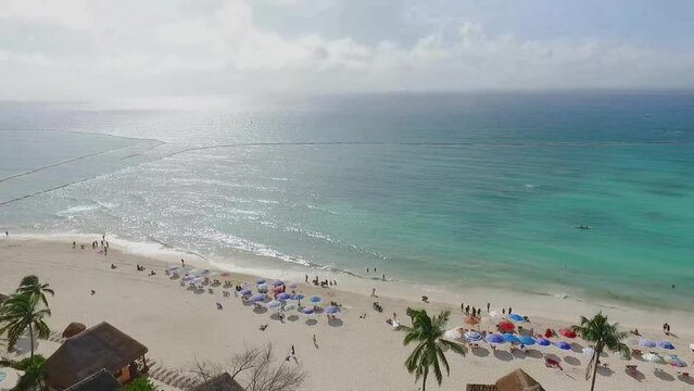 Vuelo a&eacute;reo de Playa Shangrila en Playa del Carmen M&eacute;xico en a&ntilde;o 2019 con el mar turquesa.