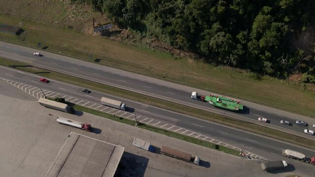 Balsa sendo transportada por caminh&atilde;o em estrada 