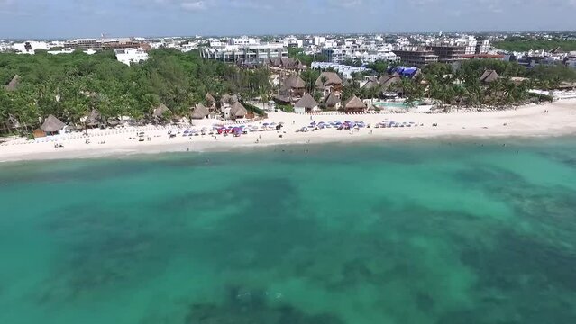 Vuelo aereo llegando a la costa de Playa Shangrila con el  Agua Turqueza de playa del carmen. 