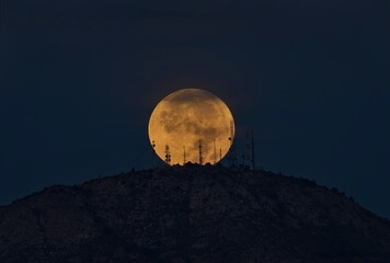 Luna llena con antenas de television en plena sierra extremeña