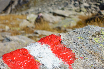aufgemalter Wegweiser auf einem Stein an einem Wanderweg im Zillertal