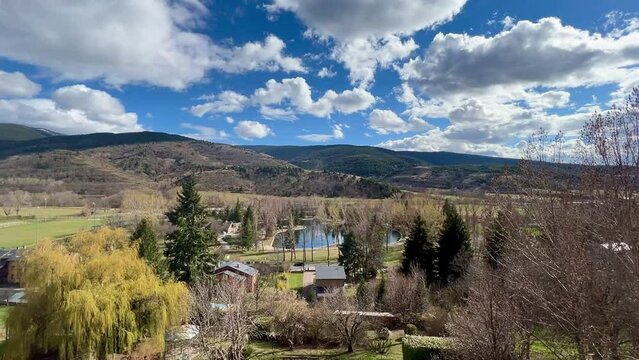 Panoramica del lago en un pueblo de la monta&ntilde;a