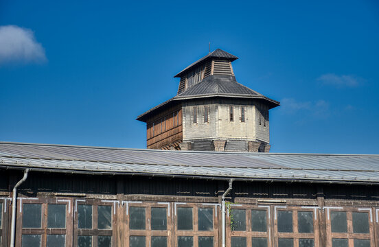 Lokschuppen, Ringlokschuppen, Rundschuppen, Ringschuppen, Bahnbetrieb, Kreissegment, Wahrzeichen, Turm, Ziegelbau, Wasserturm, Tor, rund, Holztor, aufgelassen, stillgelegt, einsam, verlassen, bauf&auml;lli