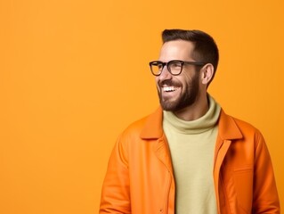 Obraz premium Happy european man in casual clothing against a neutral background
