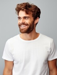 Obraz premium Happy european man in casual clothing against a neutral background