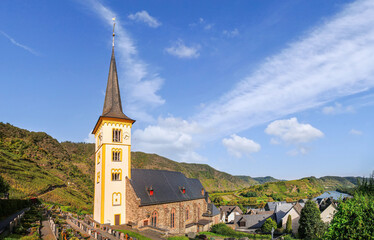 Moselschleife bei Bremm mit Weinbergen und Sankt-Laurentius-Kirche