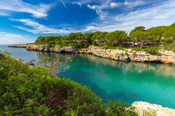 Krajobraz morski i skaliste wybrzeże, pocztówka z podróży, urlop i zwiedzanie hiszpańskiej wyspy Menorca, Hiszpania