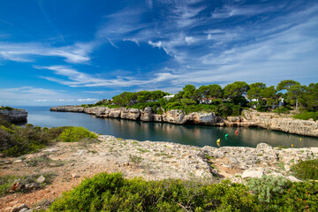 Krajobraz morski i skaliste wybrzeże, pocztówka z podróży, urlop i zwiedzanie hiszpańskiej wyspy Menorca, Hiszpania - obrazy, fototapety, plakaty