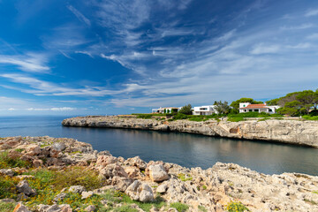 Krajobraz morski i skaliste wybrzeże, pocztówka z podróży, urlop i zwiedzanie hiszpańskiej wyspy Menorca, Hiszpania - obrazy, fototapety, plakaty