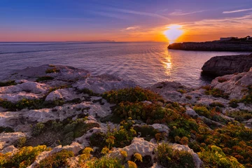 Gordijnen Krajobraz morski i skaliste wybrzeże, relaks i zachód słońca, miły i ciepły wieczór na hiszpańskiej wyspie, ujęcie na tle natury, Menorca © anettastar