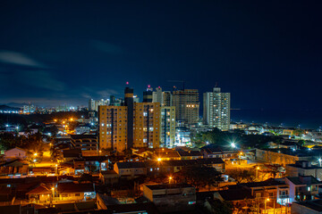 Fototapeta na wymiar prédios na noite da praia de Balneário Piçarras, Santa Catarina, Brasil