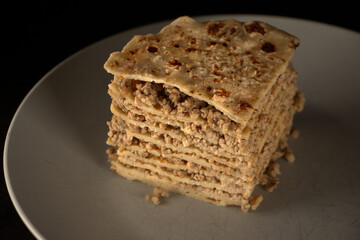 Pfankuchen mit Fleisch / Blinis mit Hackfleisch / Blini-Kuchen