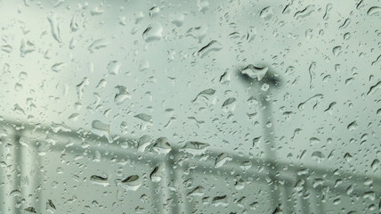 Gotas de água em um vidro do carro