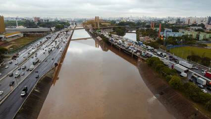 Visão aérea da marginal tietê no centro da cidade de São Paulo, Brasil.