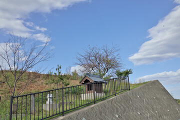 青空と祠