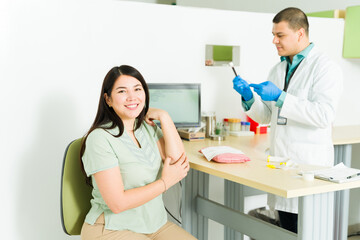 Obraz premium Female patient in the medical lab for a blood sample