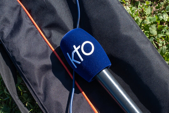 Le micro avec le logo de KTO, chaine de television fran&ccedil;aises catholique