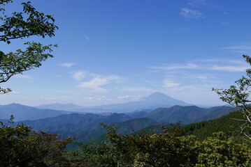 Mt. Tonodake is the highest peak along the Omote Ridge  that runs between Mt. Oyama and Nabewari Ridge . It has easy access, being about 80 minutes to Shibusawa Station from both Shinjuku and Tokyo.