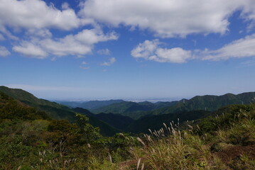 Mt. Tonodake is the highest peak along the Omote Ridge  that runs between Mt. Oyama and Nabewari Ridge . It has easy access, being about 80 minutes to Shibusawa Station from both Shinjuku and Tokyo.