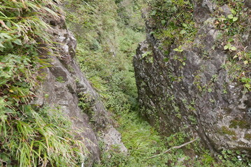 Mt. Tonodake is the highest peak along the Omote Ridge  that runs between Mt. Oyama and Nabewari Ridge . It has easy access, being about 80 minutes to Shibusawa Station from both Shinjuku and Tokyo.