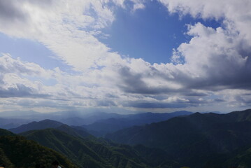 Mt. Tonodake is the highest peak along the Omote Ridge  that runs between Mt. Oyama and Nabewari Ridge . It has easy access, being about 80 minutes to Shibusawa Station from both Shinjuku and Tokyo.